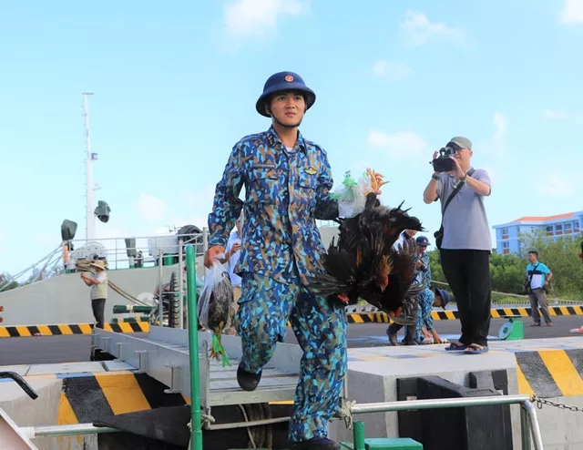 Quà Tết đến sớm với quân dân huyện đảo Trường Sa và đảo Bạch Long Vĩ qua tet den som voi quan dan huyen dao truong sa va dao bach long vi