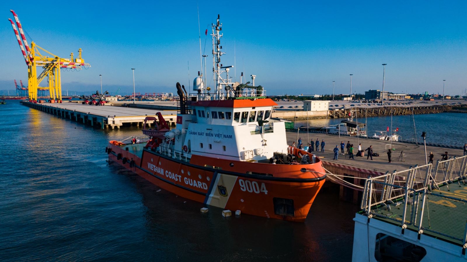 Quà Tết đến sớm với quân dân huyện đảo Trường Sa và đảo Bạch Long Vĩ qua tet den som voi quan dan huyen dao truong sa va dao bach long vi