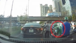 video tai xe grabbike dang dung den do dot nhien nga bat tinh