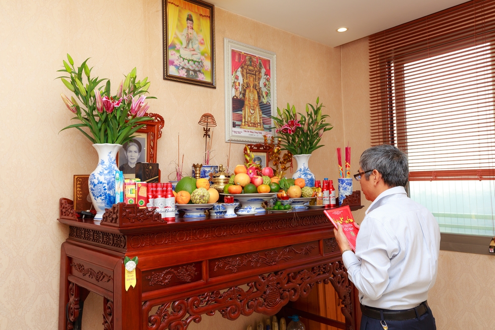 Sai lầm cần tránh khi cắm hoa trên ban thờ ngày Tết sai lam can tranh khi cam hoa tren ban tho ngay tet