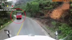 video khoanh khac xe dau keo di sai lan dam chet 2 nguoi di xe may