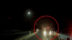 video lan sang lan nguoc chieu nhung lai xe mazda van hung ho doi danh nguoi