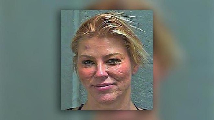 tho lam mong o my bi khach tat vao mat vi noi tieng viet voi dong nghiep