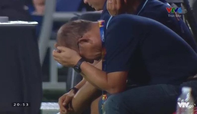 hinh anh hlv park hang seo om dau tren bang ghe chi dao gay chu y tren mang xa hoi