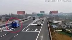 video doi nam nu di xe may khong mu bao hiem tat dau xe bon o hai phong