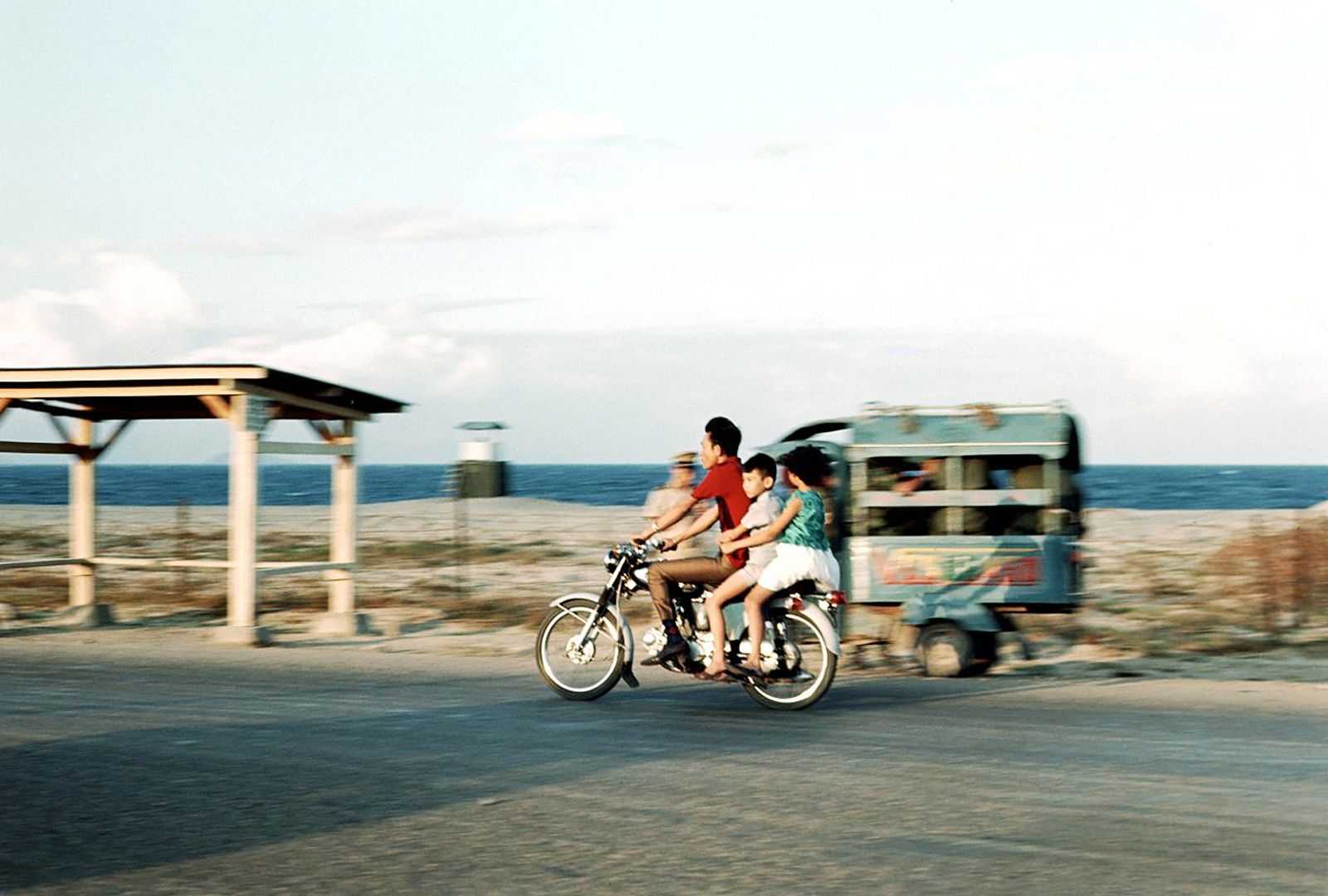 chum anh ve dep binh di cua thanh pho bien nha trang thap nien 60