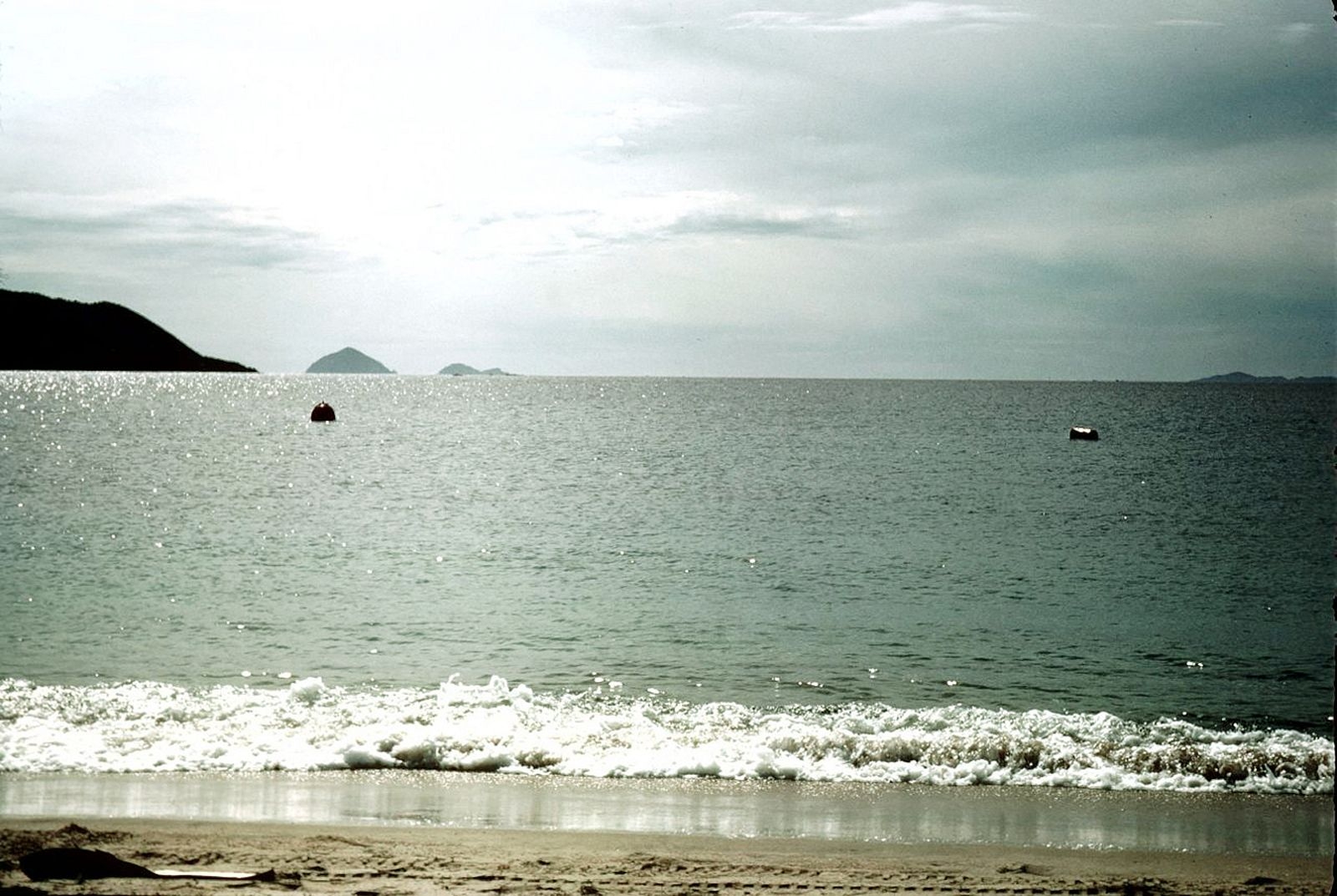 chum anh ve dep binh di cua thanh pho bien nha trang thap nien 60