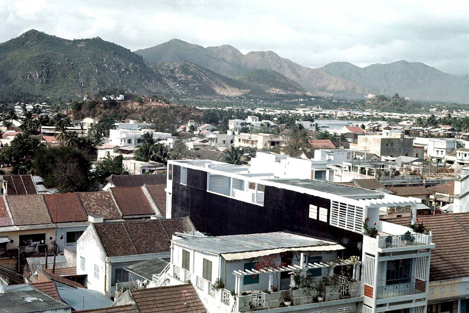 chum anh ve dep binh di cua thanh pho bien nha trang thap nien 60