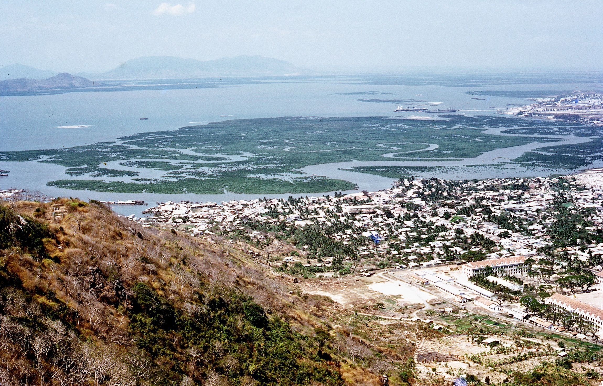 vung tau dep hoang so va an tuong trong bo anh chup nam 1970