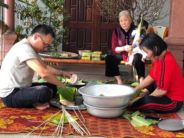 ngay cuoi nam cac gia dinh sum vay ben nhau canh noi banh chung don tet