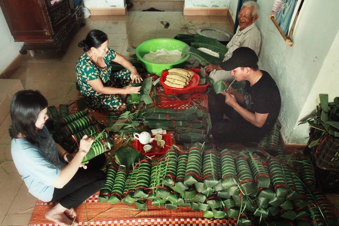 ngay cuoi nam cac gia dinh sum vay ben nhau canh noi banh chung don tet