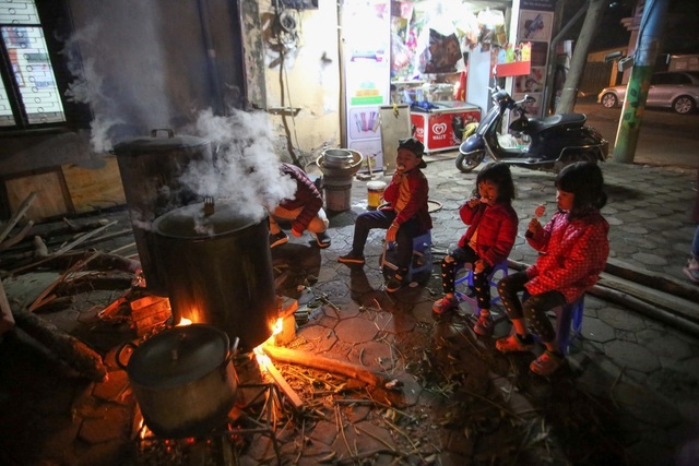 ngay cuoi nam cac gia dinh sum vay ben nhau canh noi banh chung don tet