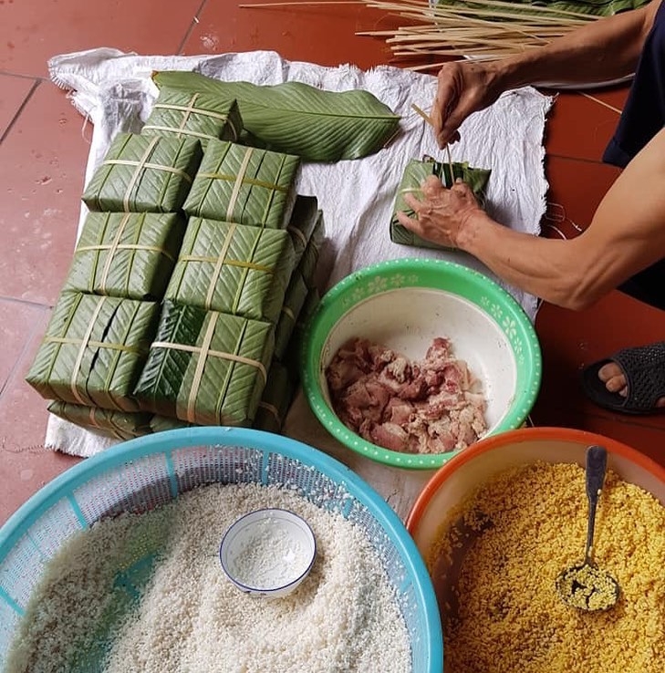 ngay cuoi nam cac gia dinh sum vay ben nhau canh noi banh chung don tet