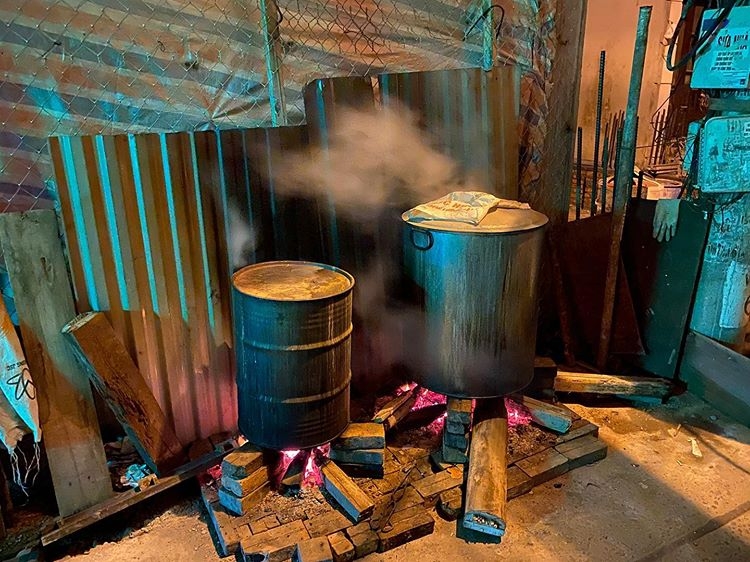 ngay cuoi nam cac gia dinh sum vay ben nhau canh noi banh chung don tet