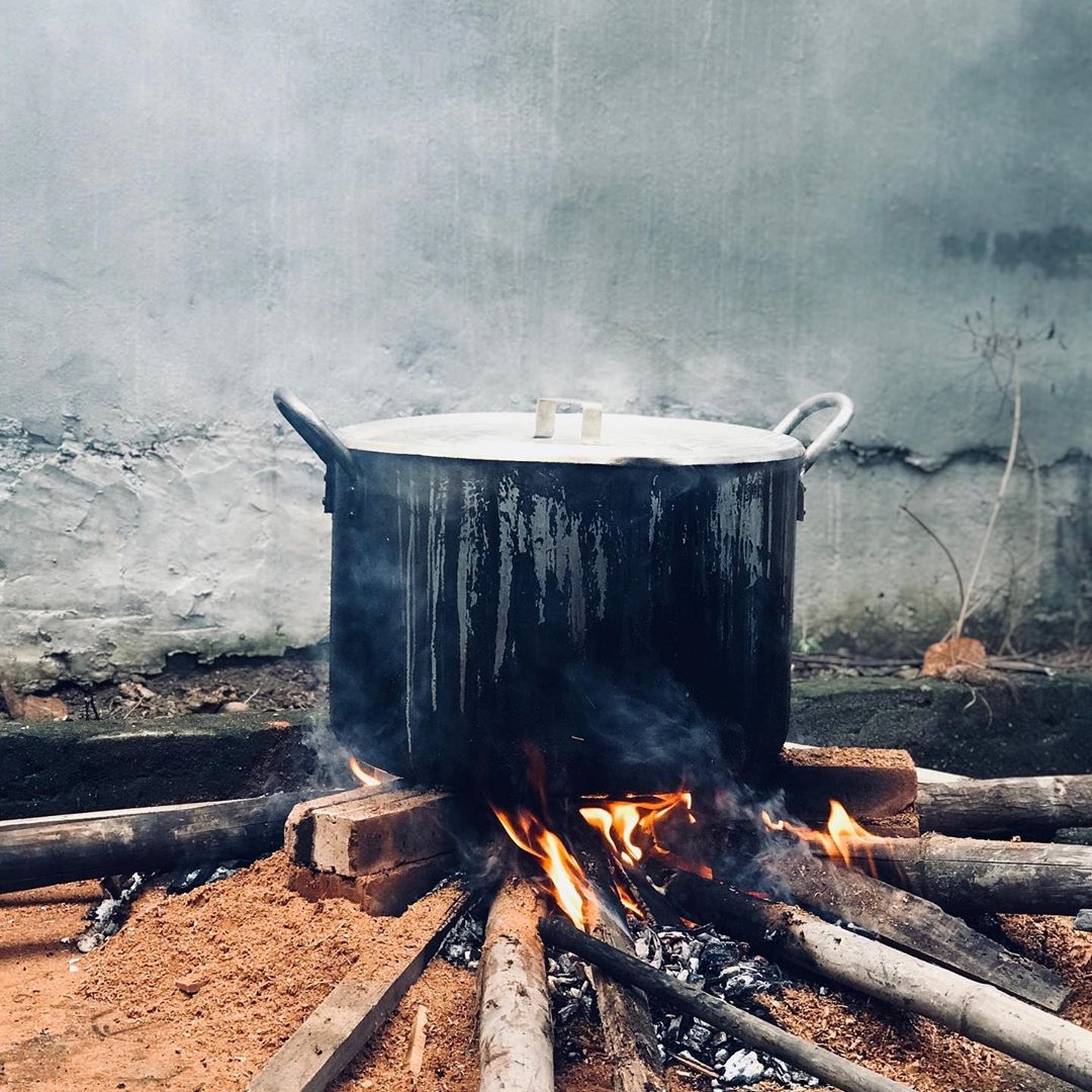 ngay cuoi nam cac gia dinh sum vay ben nhau canh noi banh chung don tet