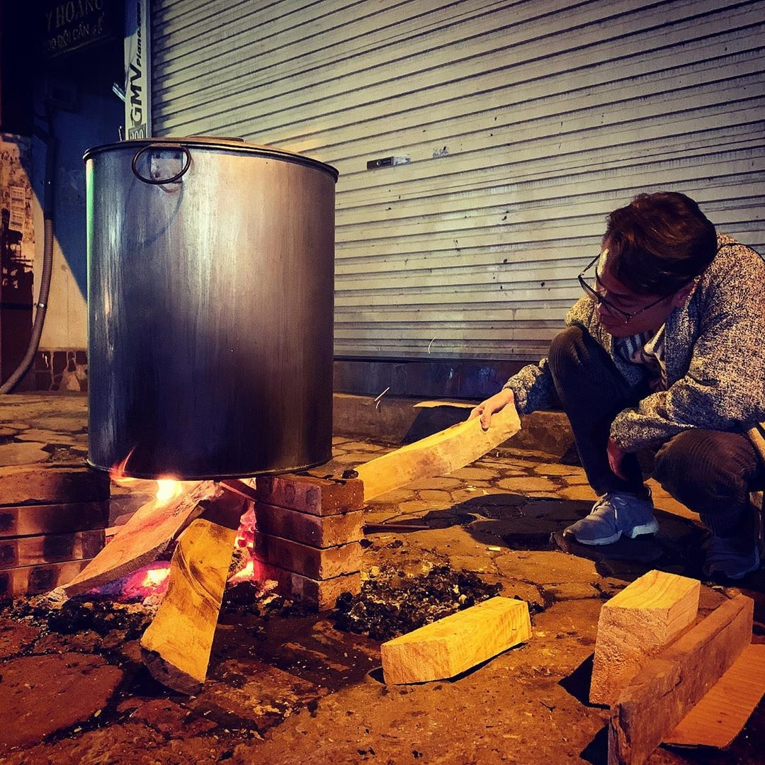 ngay cuoi nam cac gia dinh sum vay ben nhau canh noi banh chung don tet