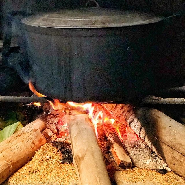 ngay cuoi nam cac gia dinh sum vay ben nhau canh noi banh chung don tet