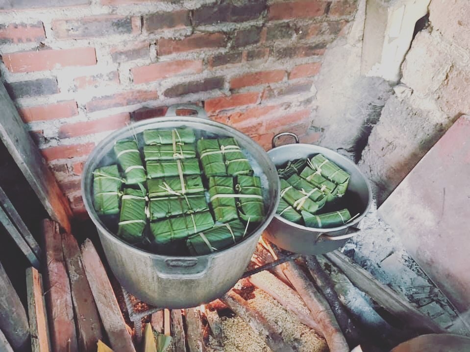 ngay cuoi nam cac gia dinh sum vay ben nhau canh noi banh chung don tet