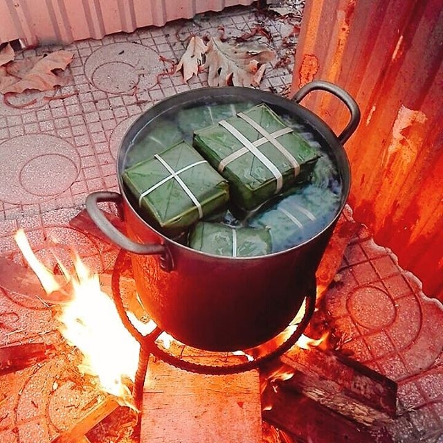 ngay cuoi nam cac gia dinh sum vay ben nhau canh noi banh chung don tet