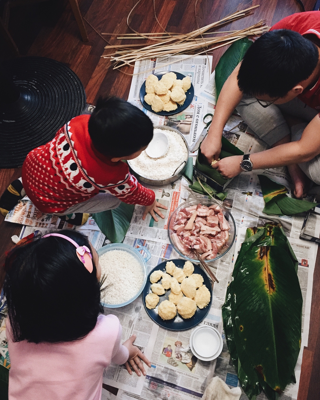 ngay cuoi nam cac gia dinh sum vay ben nhau canh noi banh chung don tet