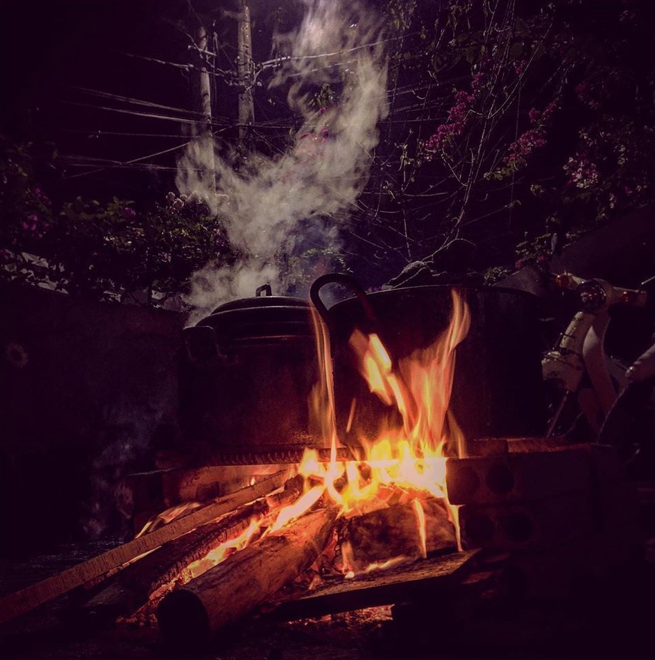 ngay cuoi nam cac gia dinh sum vay ben nhau canh noi banh chung don tet