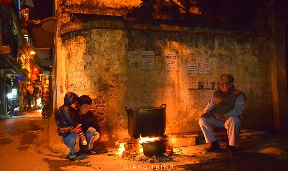 ngay cuoi nam cac gia dinh sum vay ben nhau canh noi banh chung don tet