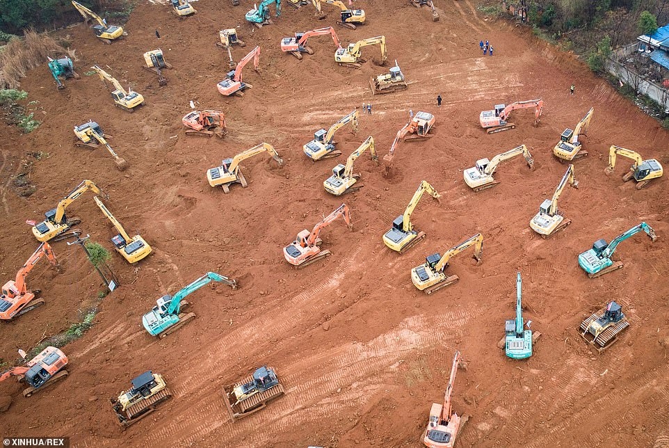 video trung quoc gap rut xay benh vien trong 10 ngay nham doi pho voi virus corona