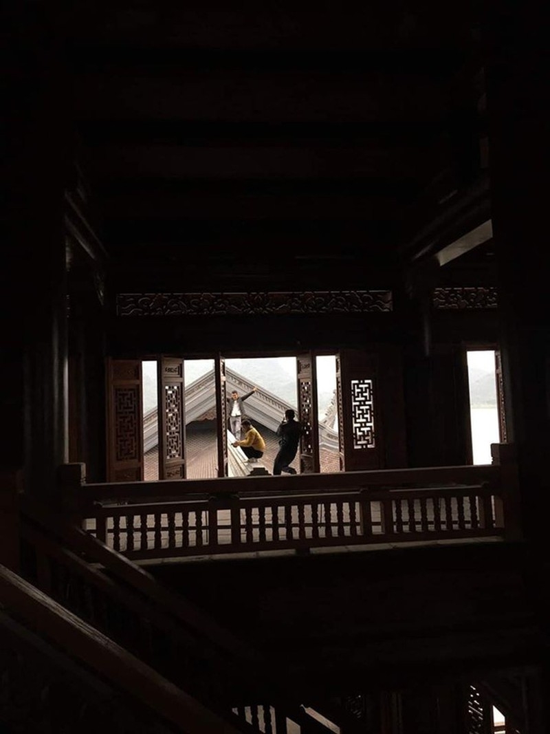 treo len mai chua chup anh xa rac bua bai va nhung hinh anh xau xi tai chua tam chuc