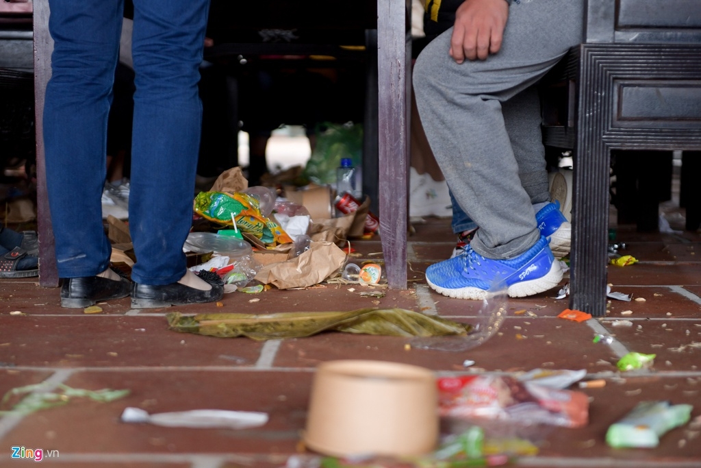 treo len mai chua chup anh xa rac bua bai va nhung hinh anh xau xi tai chua tam chuc