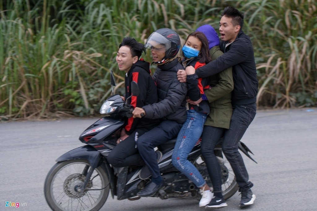 treo len mai chua chup anh xa rac bua bai va nhung hinh anh xau xi tai chua tam chuc