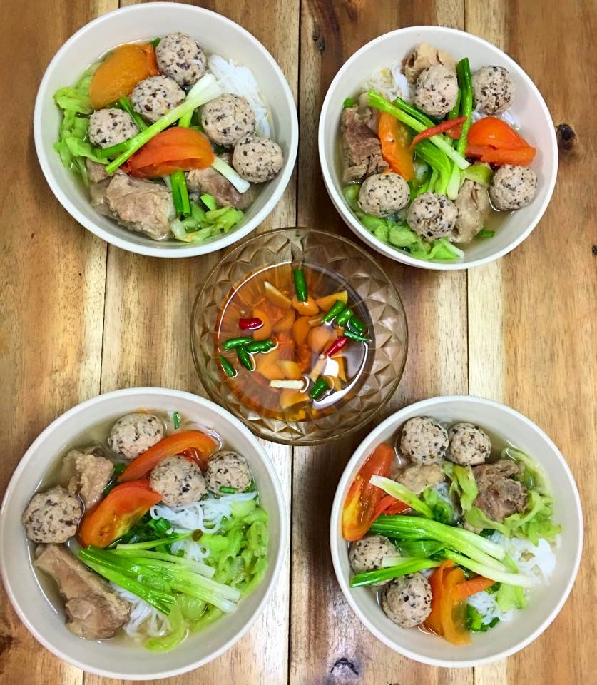 cach lam bun suon chua doc mung an chong ngay hau tet nguyen dan