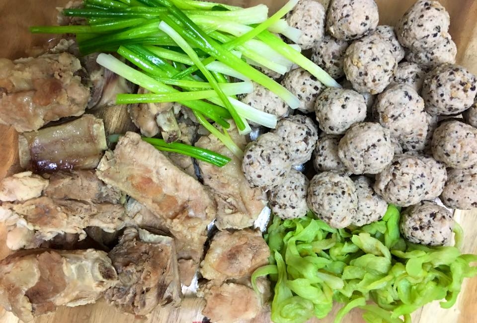cach lam bun suon chua doc mung an chong ngay hau tet nguyen dan