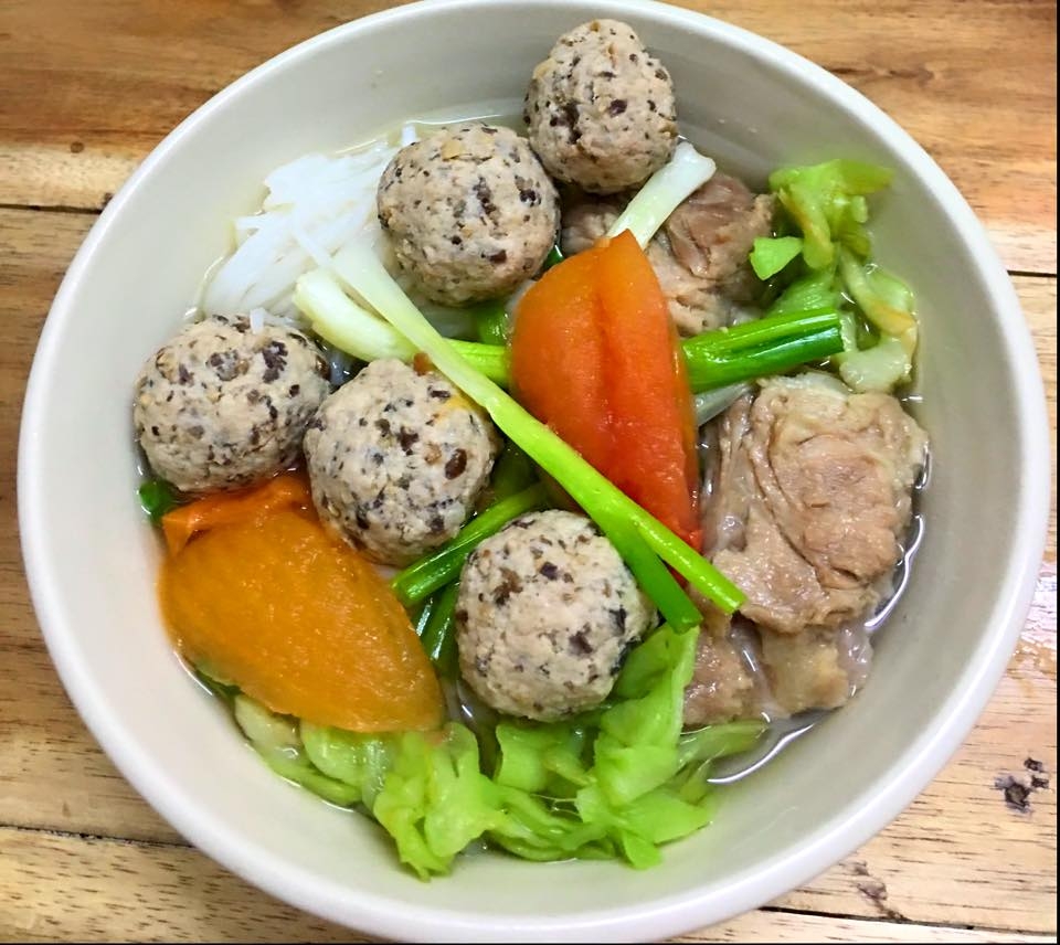 cach lam bun suon chua doc mung an chong ngay hau tet nguyen dan