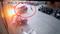 video ca nha loay hoay dap lua binh gas mini chay trong khi chuan bi nau lau