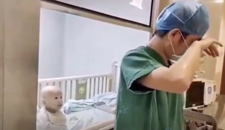 Ông bố bật khóc vì không thể bế con nhiễm virus corona ong bo bat khoc vi khong the be con nhiem virus corona