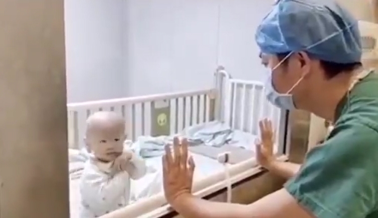 Ông bố bật khóc vì không thể bế con nhiễm virus corona ong bo bat khoc vi khong the be con nhiem virus corona