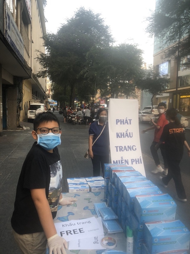 Bé trai 12 tuổi dành tiền lì xì 10 triệu đồng mua khẩu trang, tặng mọi người phòng dịch be trai 12 tuoi danh tien li xi 10 trieu dong mua khau trang tang moi nguoi phong dich