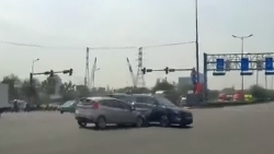 video xe ban tai nat dau sau cu huc sap tuong nha dan giua pho ha noi