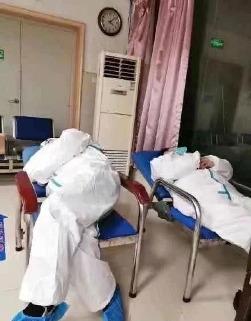 hinh anh cac bac si vu han ngu guc vi chong virus corona gay bao mang xa hoi