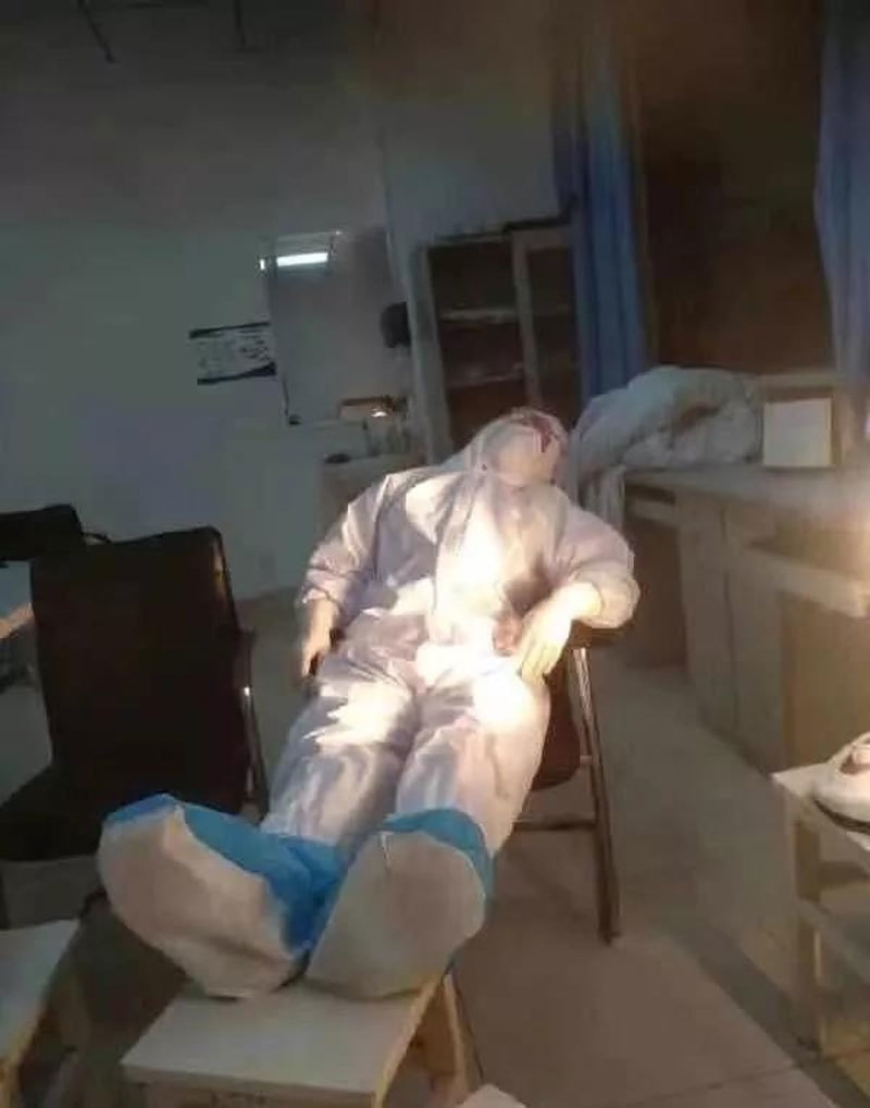 hinh anh cac bac si vu han ngu guc vi chong virus corona gay bao mang xa hoi
