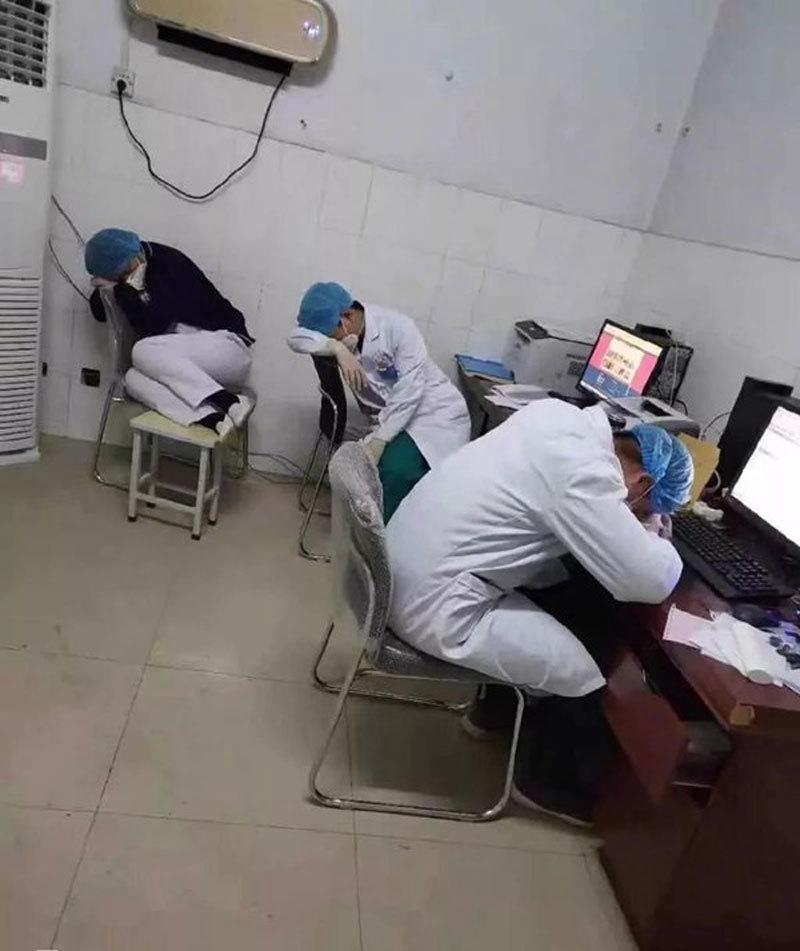 hinh anh cac bac si vu han ngu guc vi chong virus corona gay bao mang xa hoi