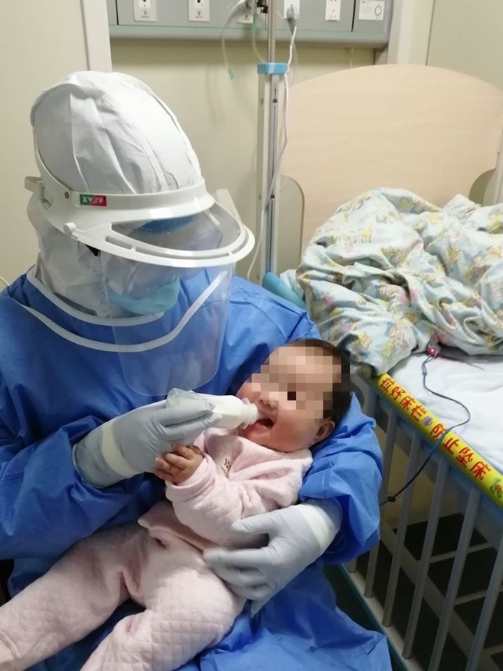 anh be 3 thang tuoi nhiem virus corona van tuoi cuoi hon nhien gay xuc dong