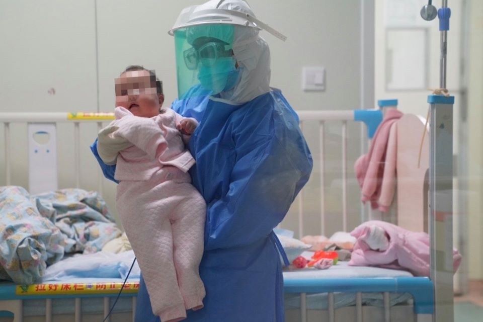 anh be 3 thang tuoi nhiem virus corona van tuoi cuoi hon nhien gay xuc dong