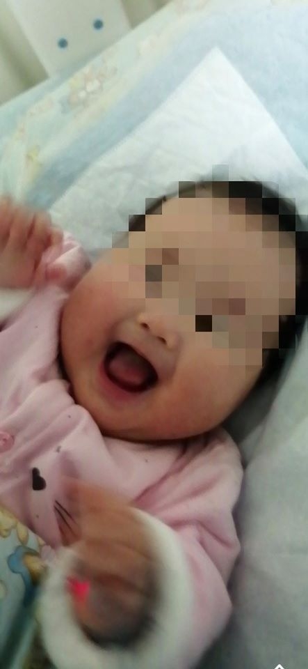 anh be 3 thang tuoi nhiem virus corona van tuoi cuoi hon nhien gay xuc dong