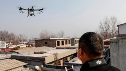 Video: Cảnh sát dùng flycam nhắc nhở người dân đeo khẩu trang phòng dịch corona