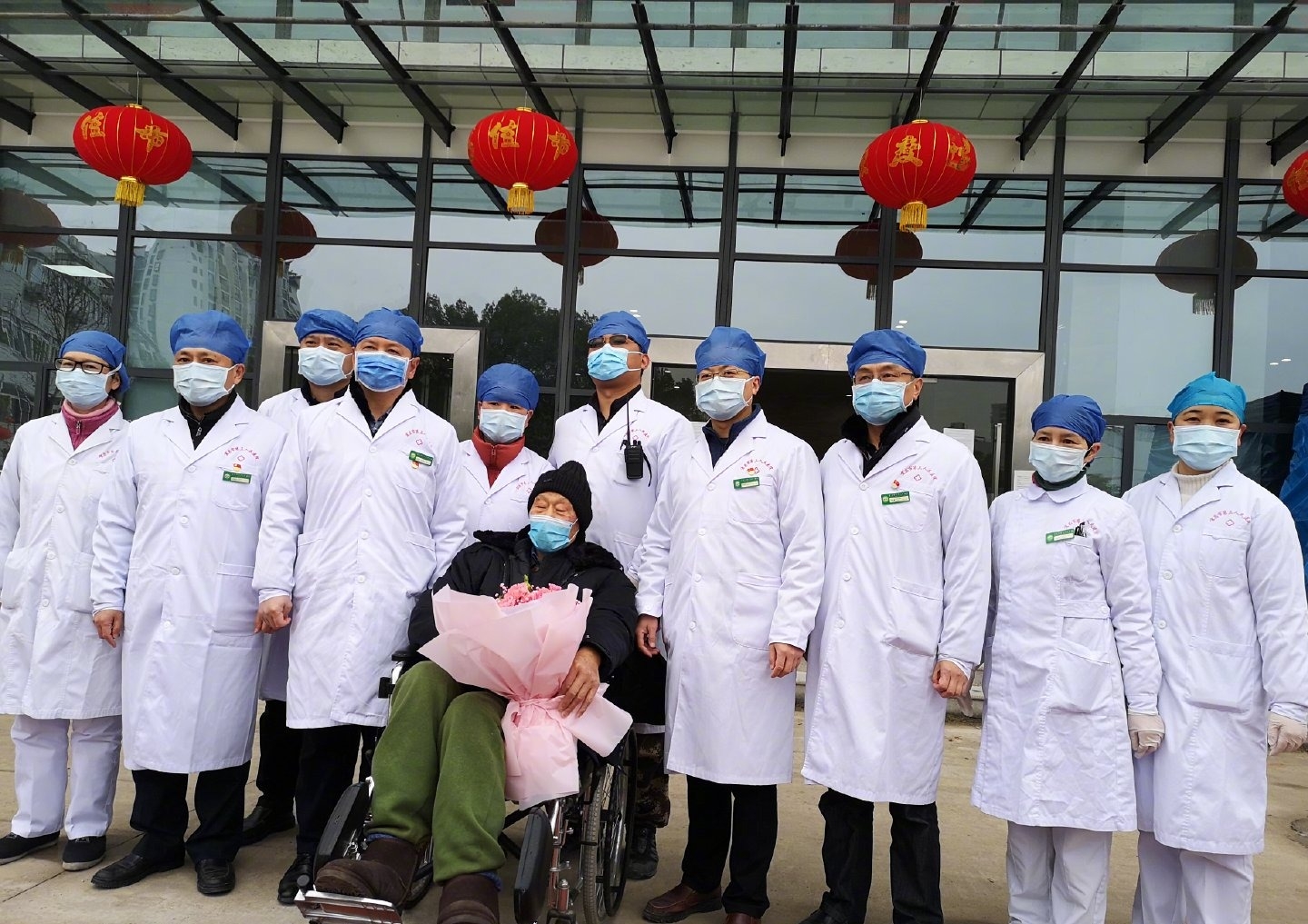 cu ong 91 tuoi nhiem virus corona o trung quoc khoi benh duoc xuat vien