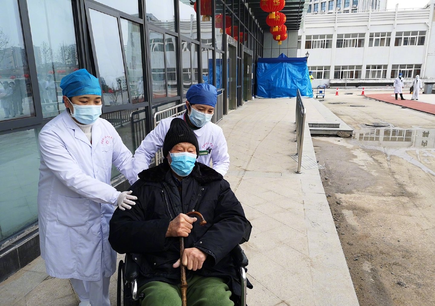 cu ong 91 tuoi nhiem virus corona o trung quoc khoi benh duoc xuat vien