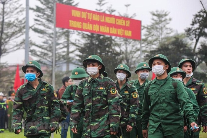 giua mua dich corona tan binh deo khau trang len duong nhap ngu
