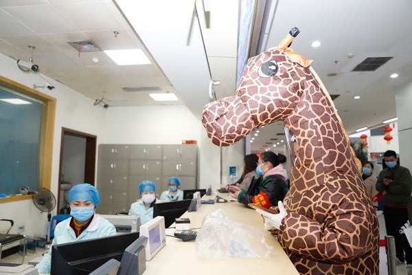 co gai hoa trang thanh huou cao co de phong ngua dich virus corona