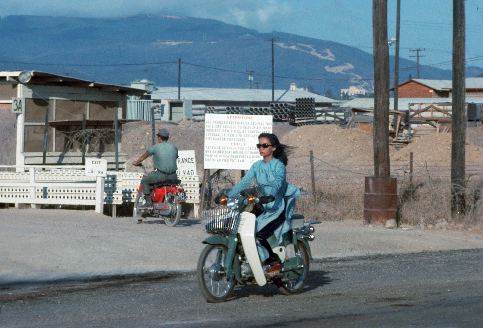 deo kinh den di honda cub chum anh dep ve con nguoi viet nam nam 1969